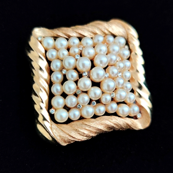 Trifari Jewelry - Exceptional Vintage Trifari Pearls and Rhinestones Brooch